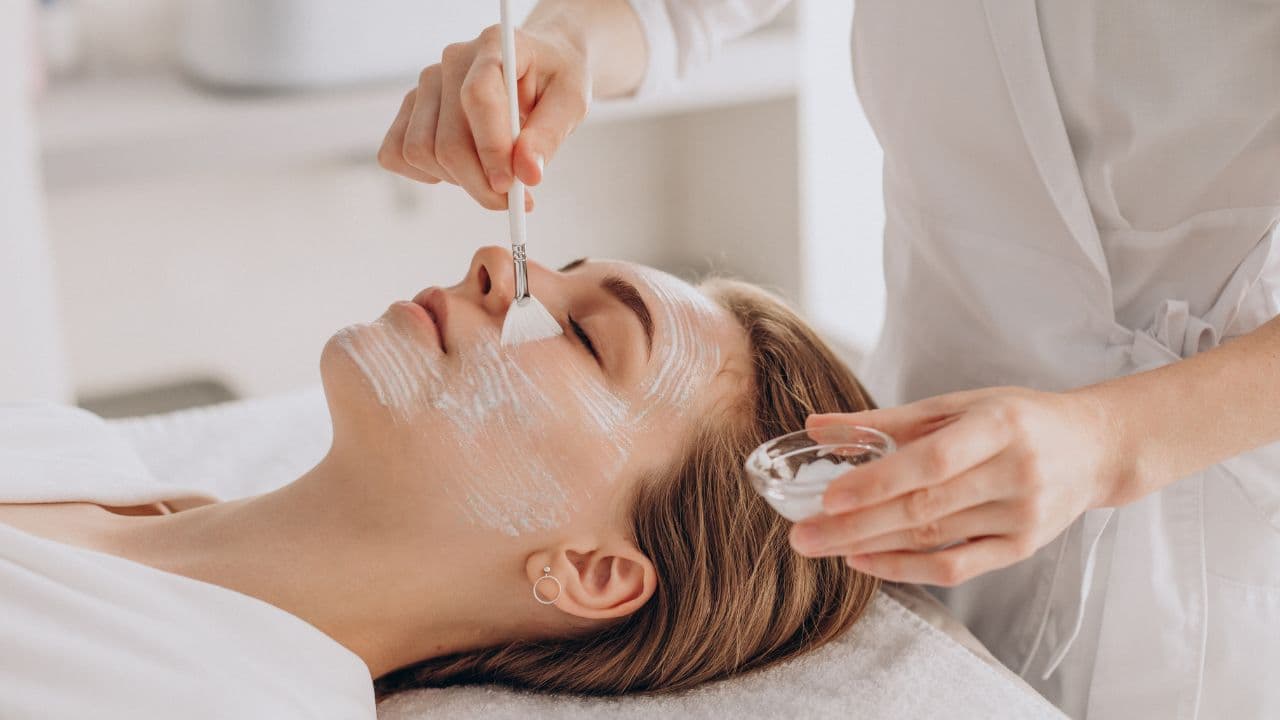 imagem sobre Cosmetologia: fundamentos, pele, formulações cosméticas e prática profissional